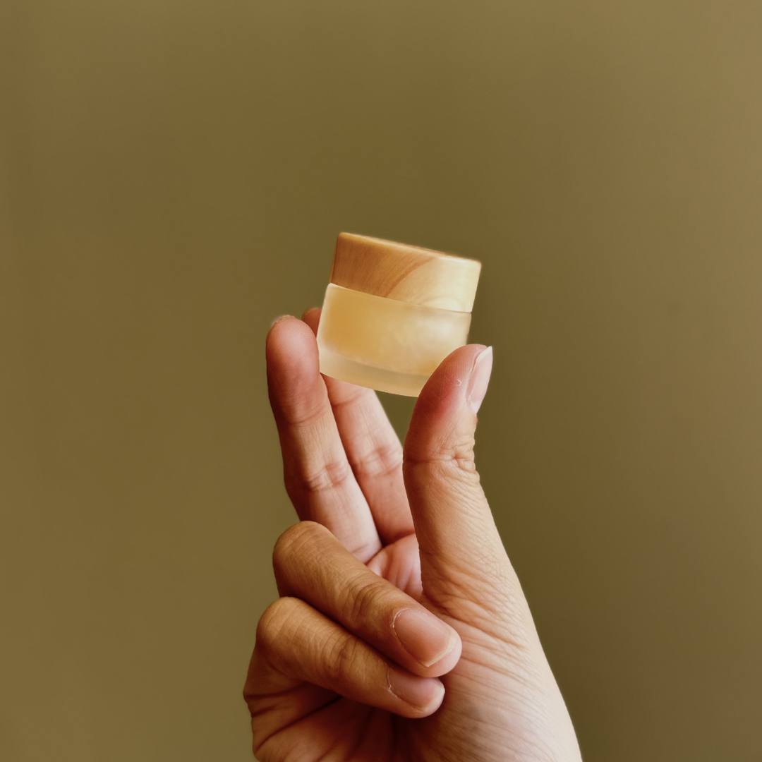 wishfull 練り香水 — 手に持ったイメージ